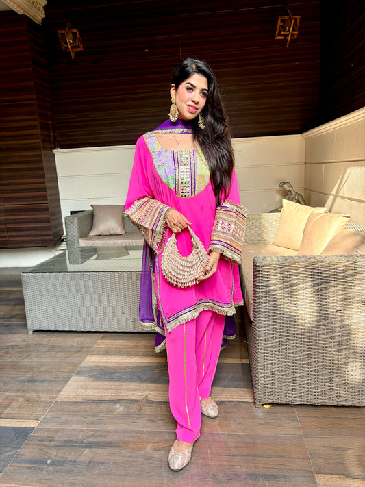 Noor-e-Gulabi – Traditional Phulkari Style Pink Suit Set.