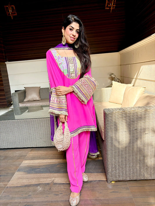 Noor-e-Gulabi – Traditional Phulkari Style Pink Suit Set.