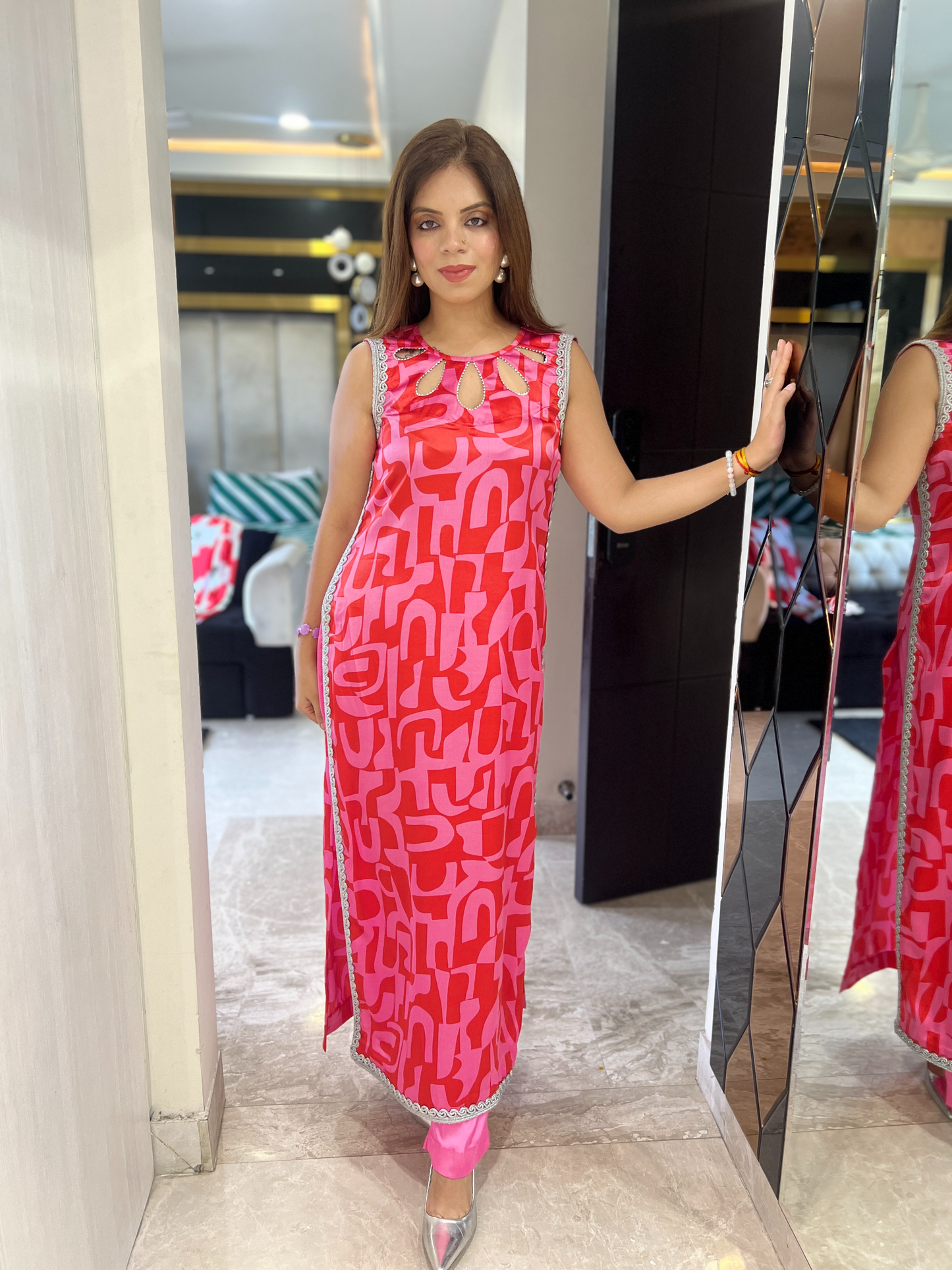Geometric Print Sleeveless Kurta with Pink Trousers – Stylish Ethnic Fusion for Women