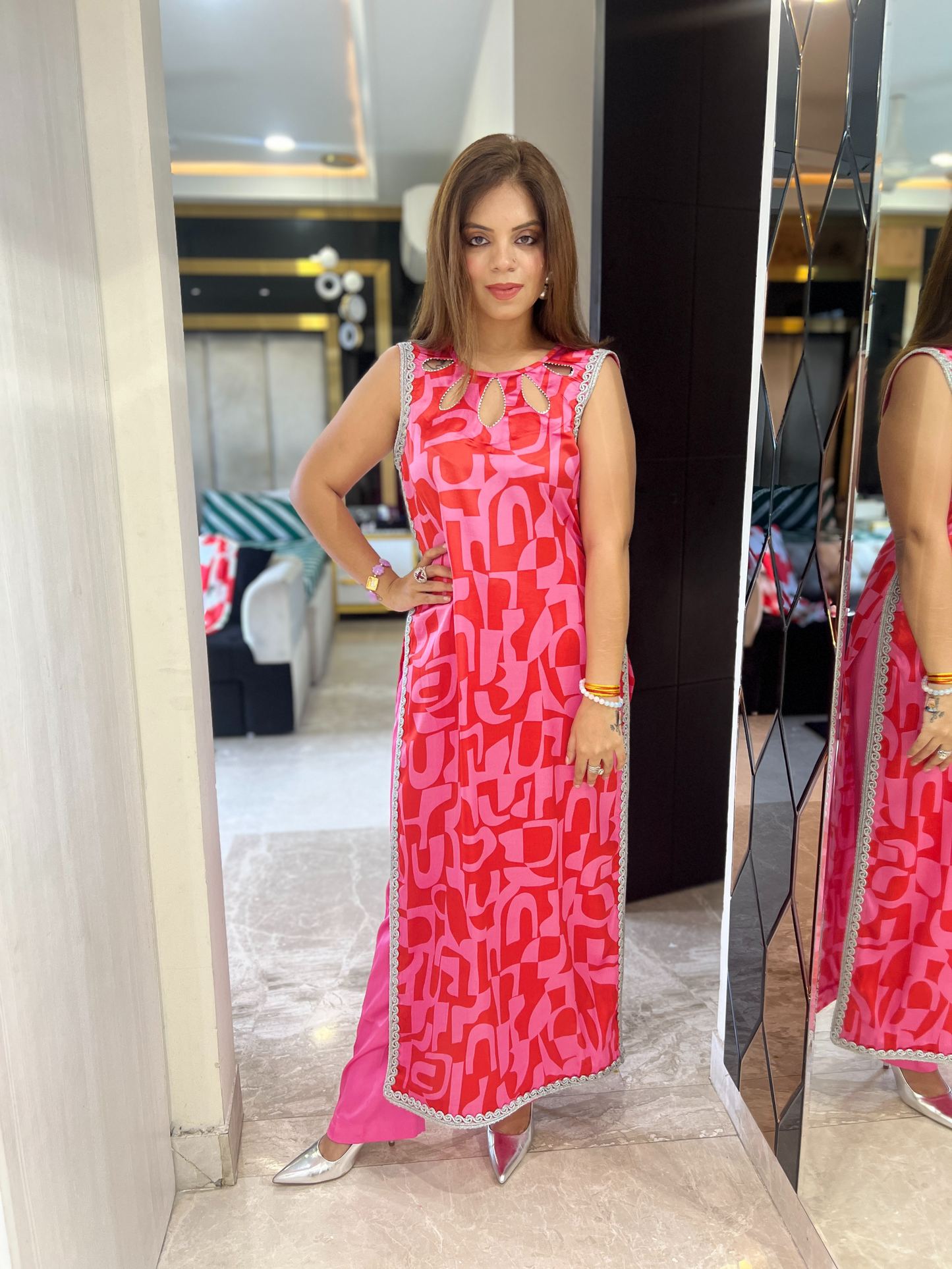 Geometric Print Sleeveless Kurta with Pink Trousers – Stylish Ethnic Fusion for Women