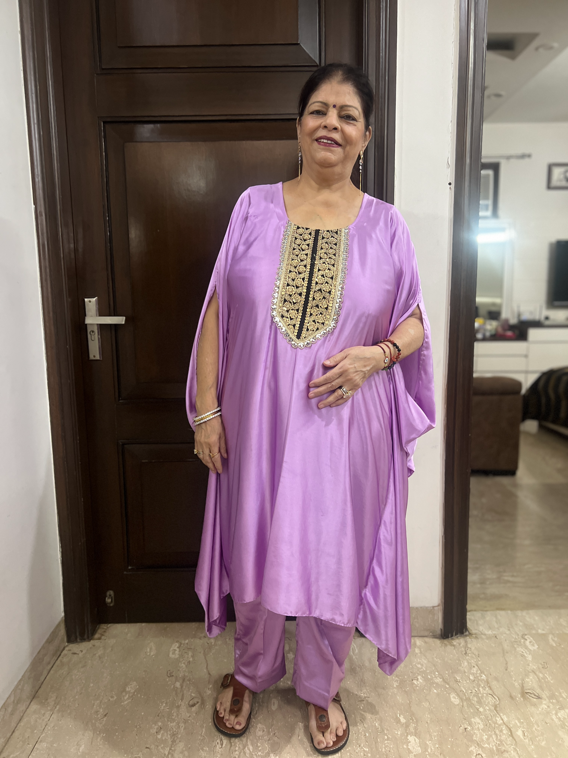 Elegant kaftan and pants set for women – breathable ethnic wear with a relaxed fit

