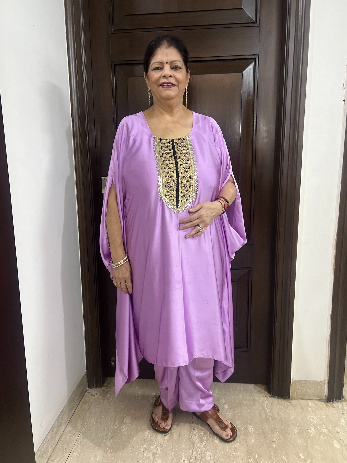 Elegant kaftan and pants set for women – breathable ethnic wear with a relaxed fit
